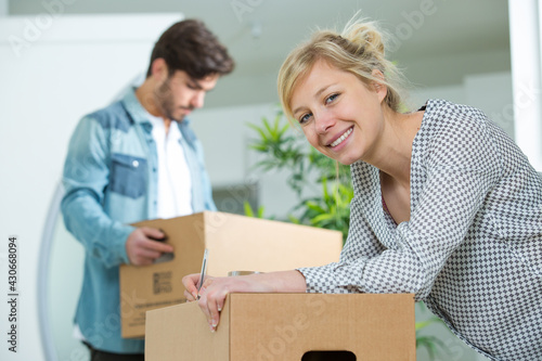 Fotografía portrait of a young couple relocating