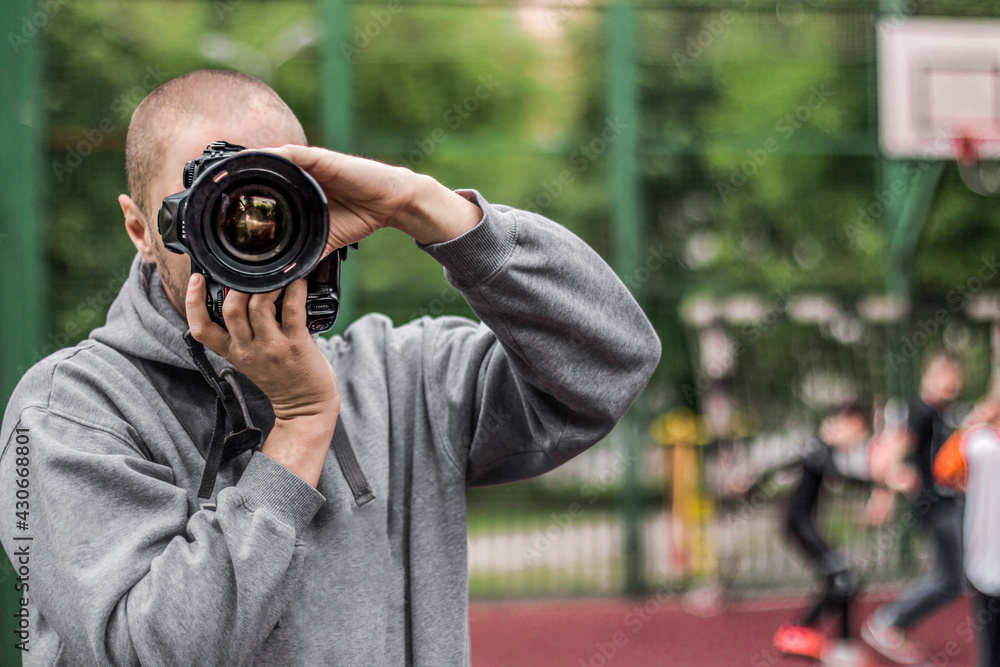 Obraz premium Sports photographer in gray hoodie