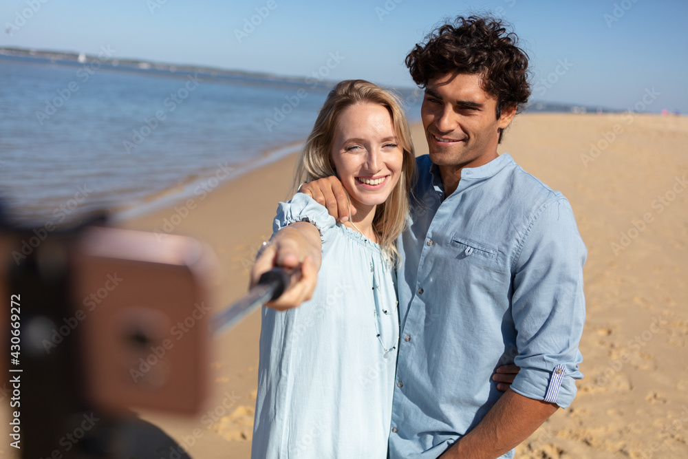 Naklejka premium successful traveling couple in love taking a selfie