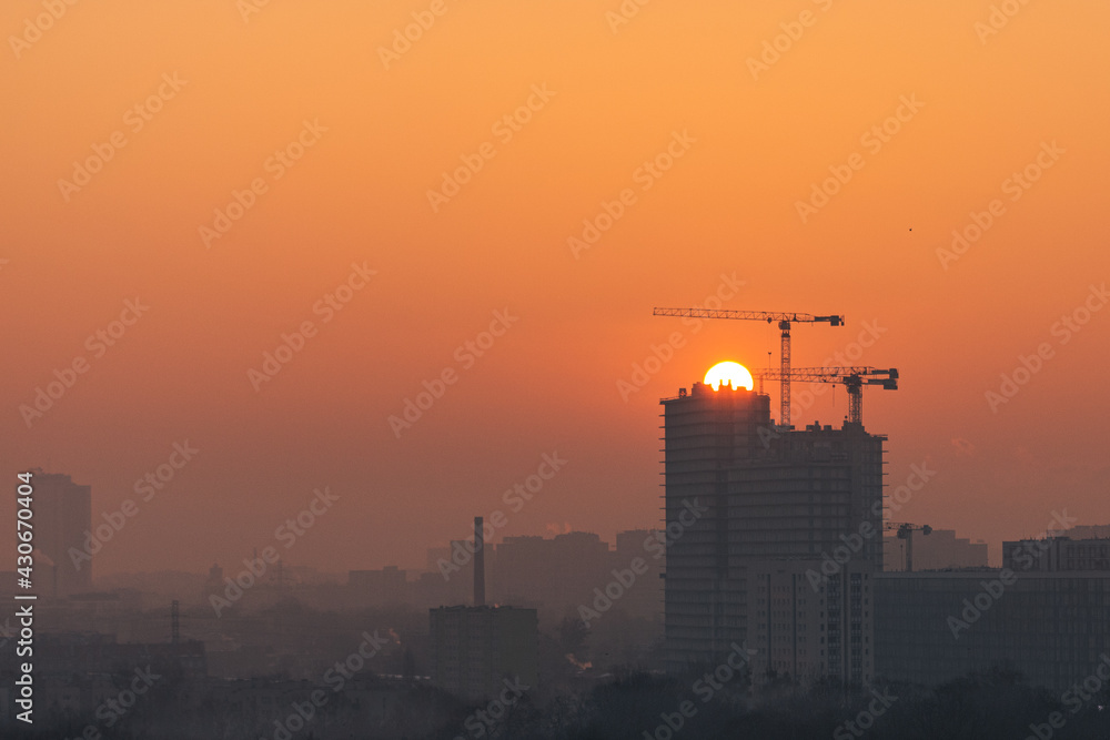 Warszawa zachód słońca Wola żuraw wieżowy budowa