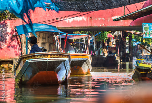 Obraz na płótnie Famous Floating Market in Thailand, Damnoen Saduak Floating Market, Local People and Tourists Visiting by Boat, Ratchaburi, Thailand. w salonie