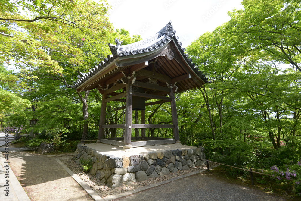 新緑の常寂光寺　鐘楼　京都市嵯峨