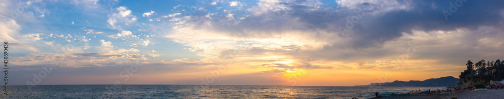 Fototapeta premium Amazing sea sunset, the sun, waves, clouds