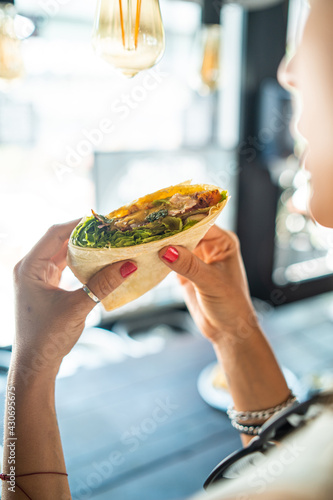 Photography Tortillas envueltas con pollo y verduras