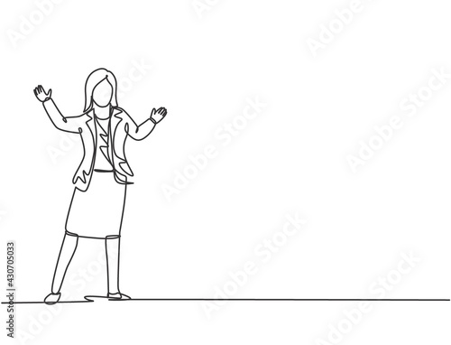 Single one line drawing of young business woman doing business presentation at office. Speaker at business conference minimalist concept. Modern continuous line draw design graphic vector illustration