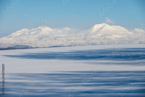 北海道の冬景色 美瑛の丘と大雪山 