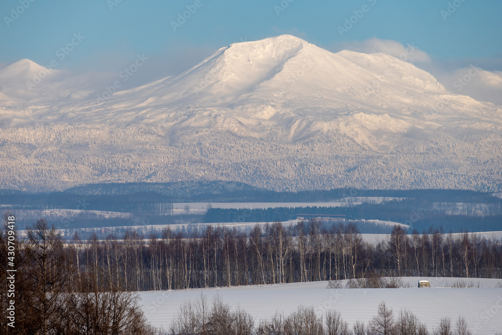 北海道の冬景色 美瑛の丘と大雪山
