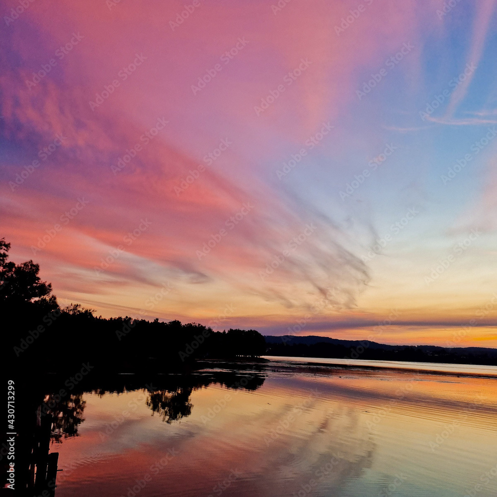 Obraz premium sunset over lake