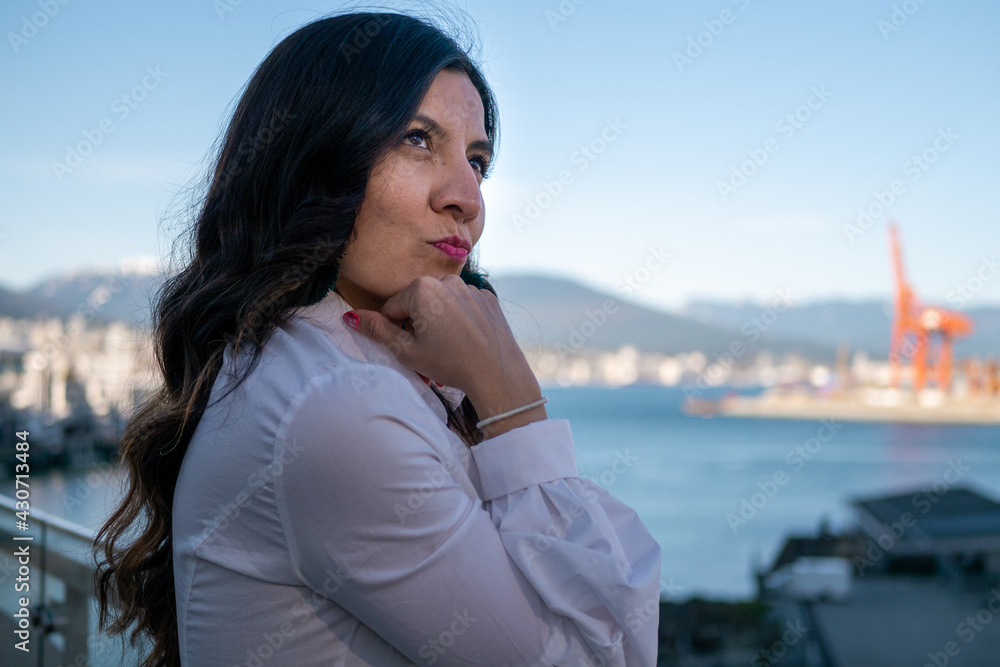 バンクーバーのカナダプレイスで真剣に考える表情をするメキシコ人女性