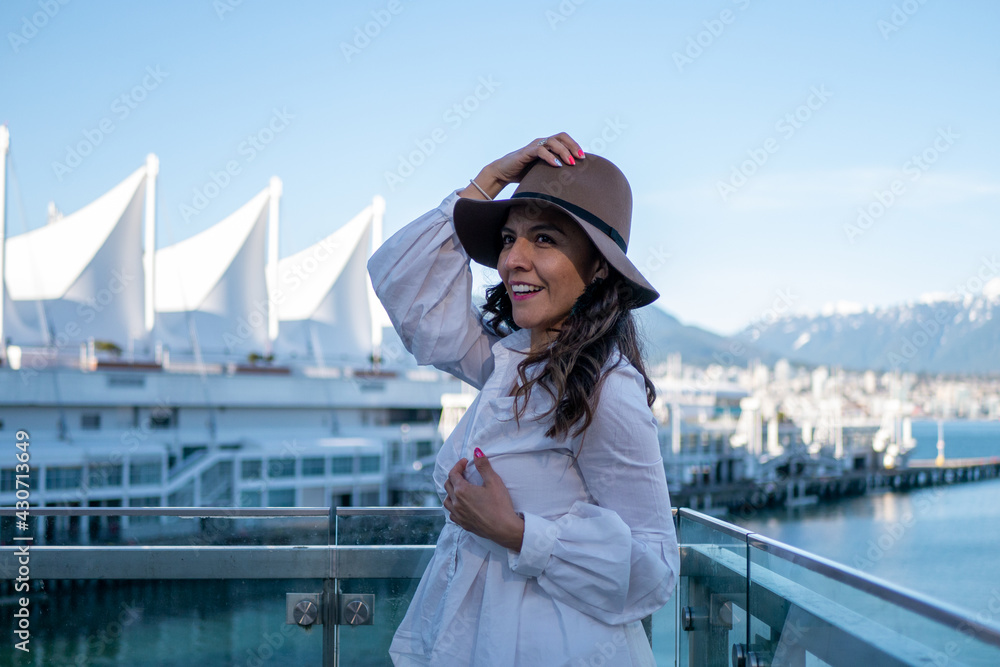 カナダ バンクーバーのカナダプレイスの近くで帽子をかぶり景色を楽しむメキシコ人女性 Stock Photo Adobe Stock カナダ バンクーバーのカナダプレイスの近くで帽子をかぶり景色を楽しむメキシコ人女性 Stock Photo Adobe Stock