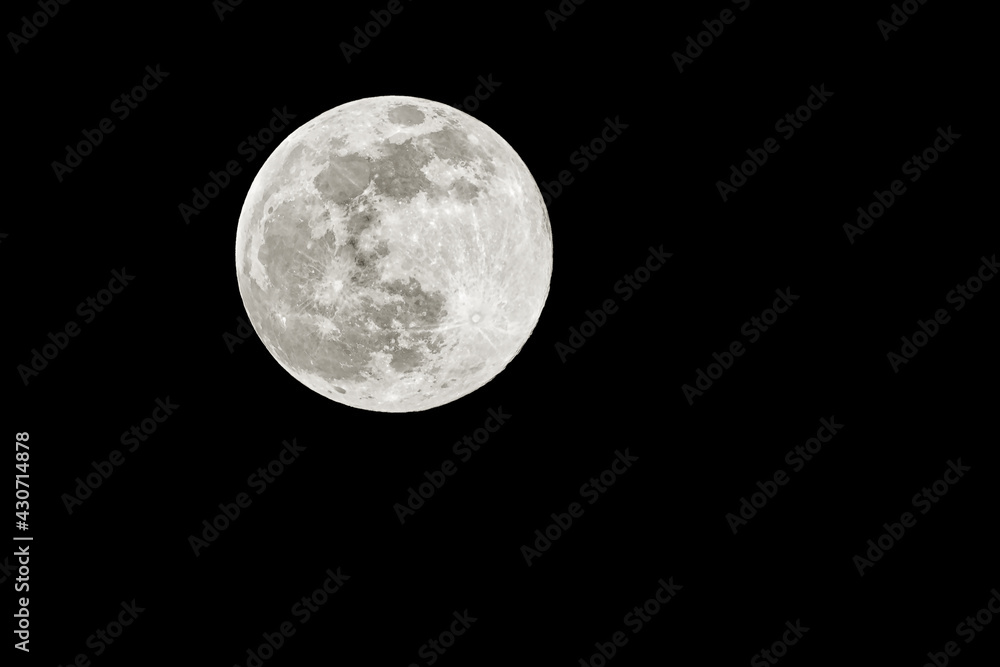 Obraz premium Supermoon over black night sky.April 26, 2021