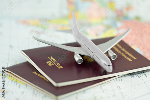 Concept voyages par avion, passeports, planisphère 