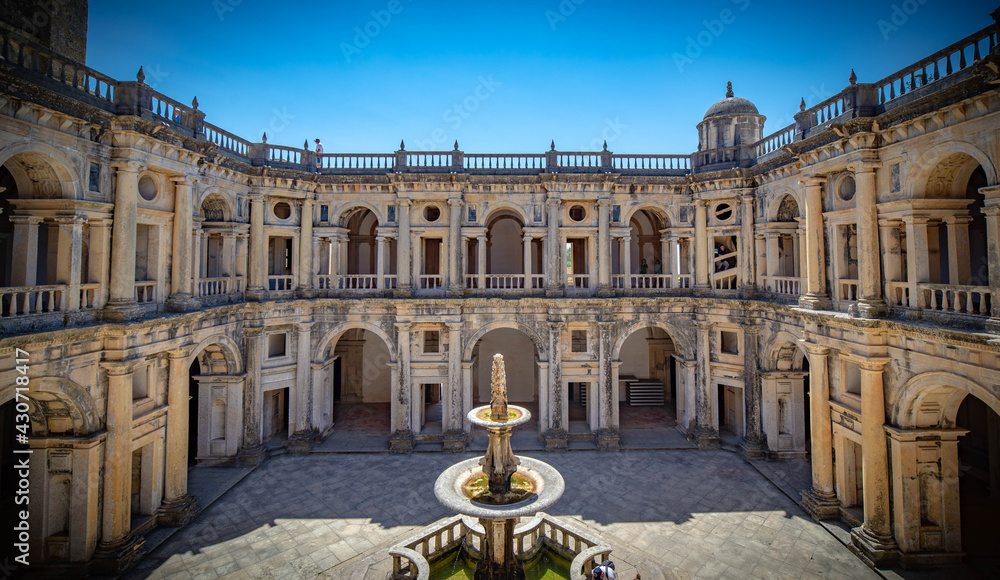 Convento Foto de El convento de Cristo de Tomar es uno de los monumentos ...