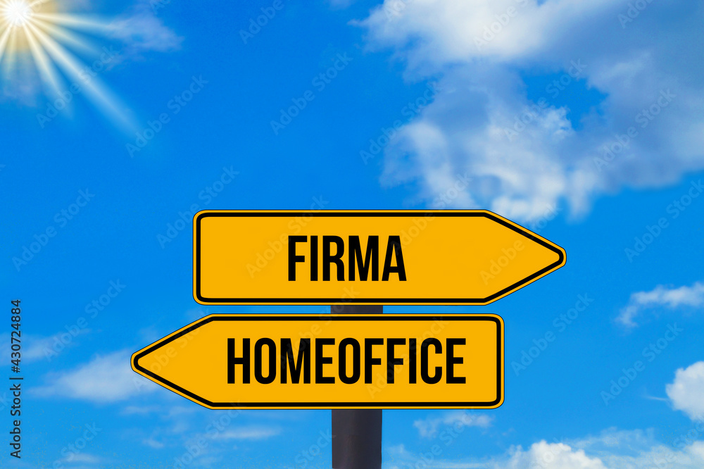 Zwei Schilder zeigen Richtung Firma und Homeoffice Zwei Schilder zeigen Richtung Firma und Homeoffice