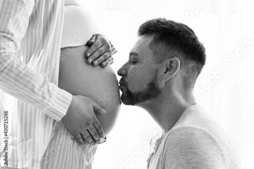 Young pregnant couple on wh...