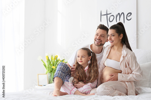 Young pregnant woman with h...