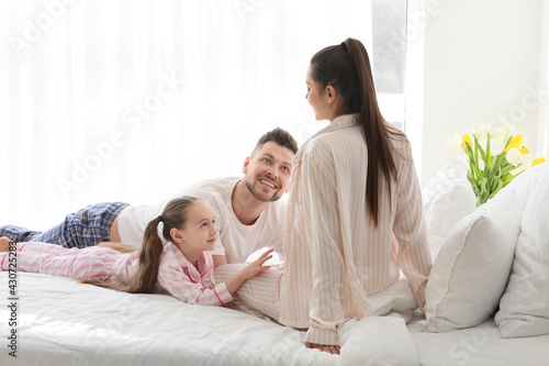 Young pregnant woman with h...