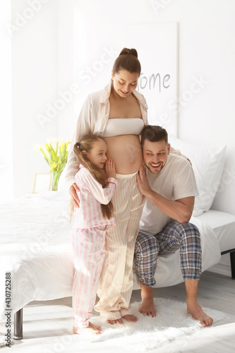 Young pregnant woman with h...