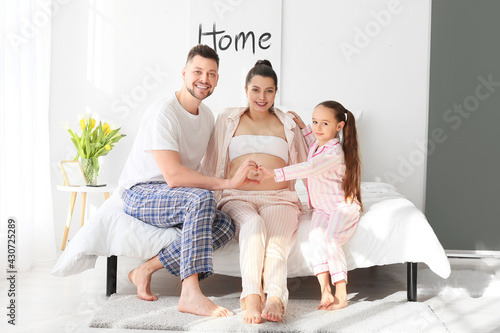 Young pregnant woman with h...