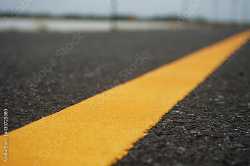 Yellow traffic line Used to divide the traffic direction.