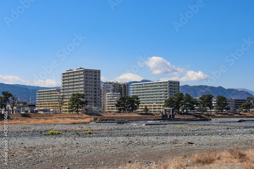 開成町のマンション群と富士山（神奈川県） © sirius