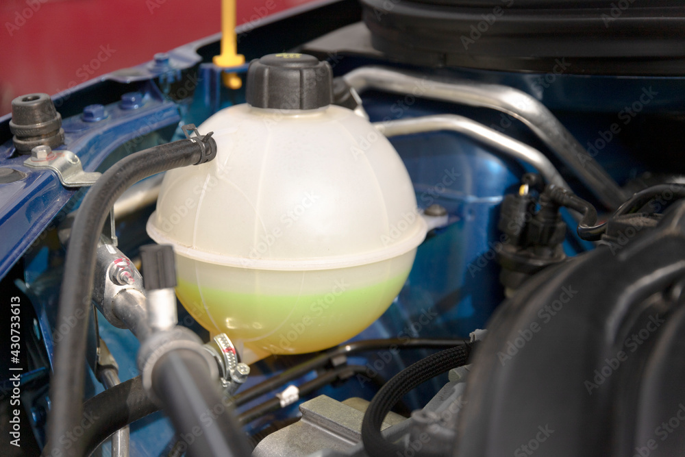 Foto de Antifreeze coolant tank under the hood of a new engine do Stock