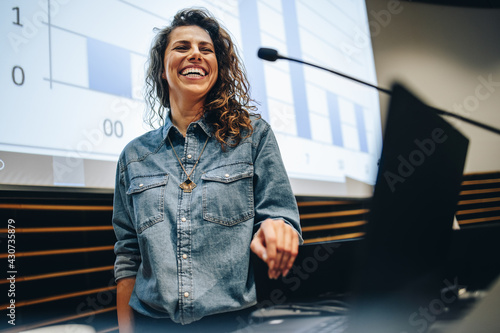 Foto Successful woman speaking at a business summit