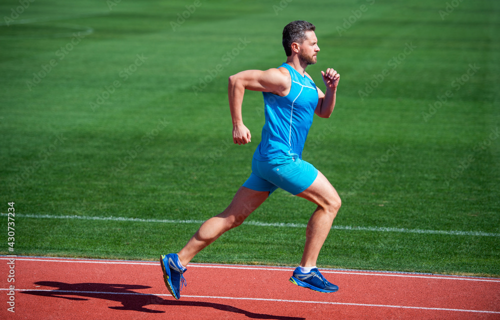 Obraz premium Athletic mature man running on stadium, speed