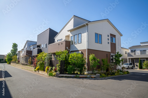 新築戸建の並ぶ新興住宅街