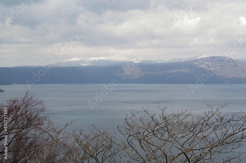 十和田湖と残雪の八甲田山
