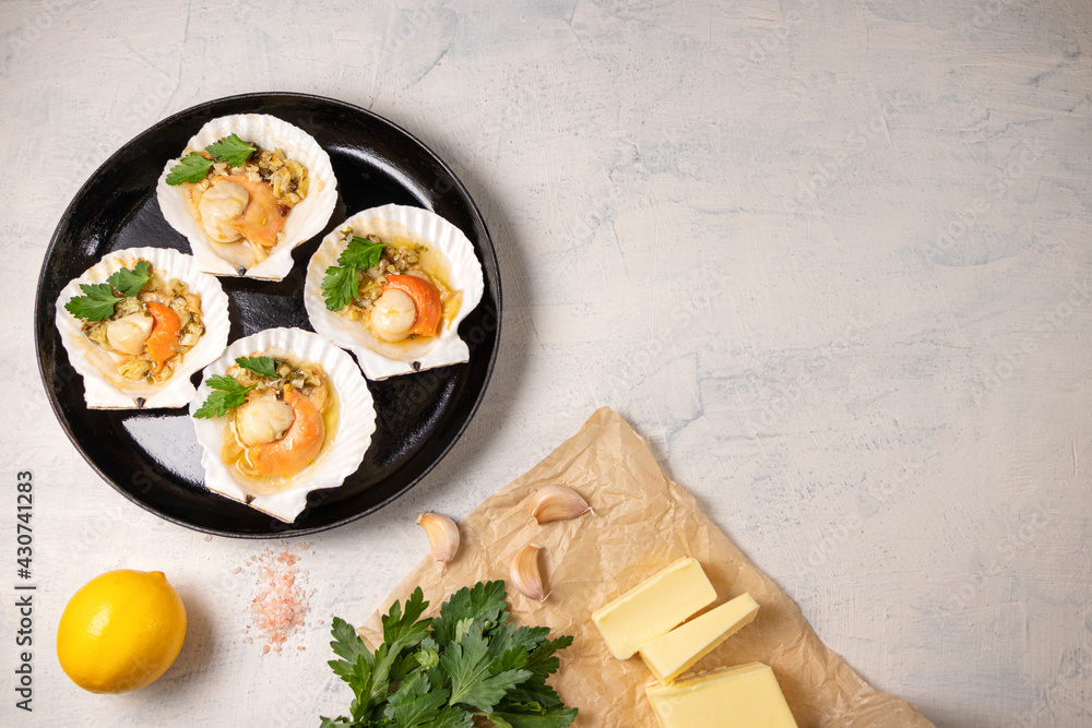 baked scallops with caviar and creamy garlic sauce. Scallops, lemon