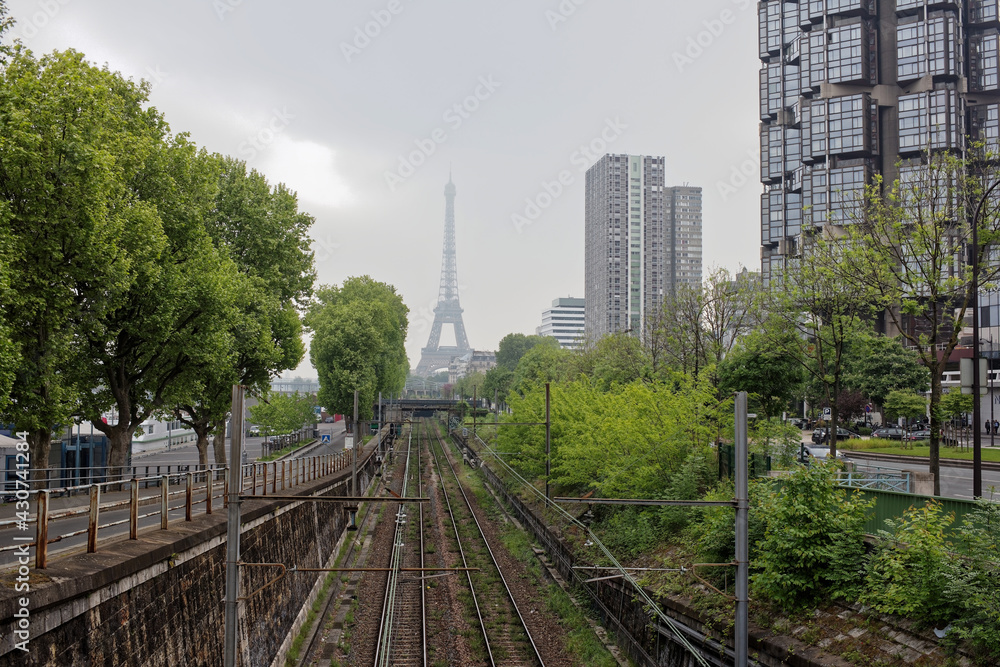 Obraz premium The railway on the Grenelle embankment
