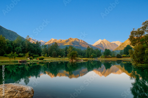 Paisaje al amanecer con lago  bosques y monta  as en Saint-Lary-Soulan  en Pirineos franceses.