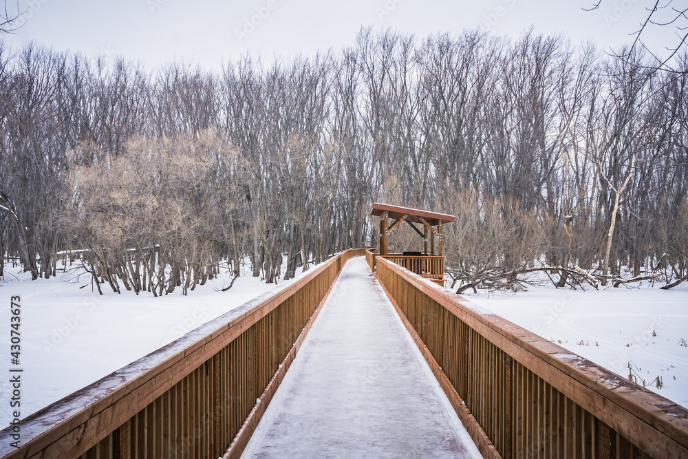 Obraz premium The footbridge of the Parc Écomaritime de l'Anse-du-Port, a small park near the St Lawrence river in Nicolet, Quebec (Canada)
