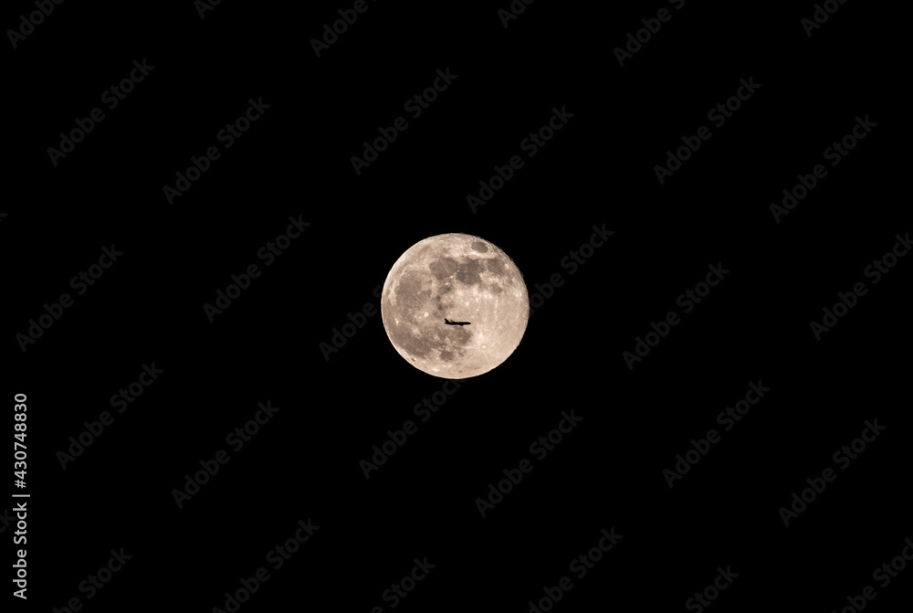 Obraz premium Mond pink Vollmond Flugzeug Silhouette Nacht aufgehen Passagierflugzeug Jet Himmel Weltall Dunkelheit leuchten Flughafen Deutschland April 2021 Dortmund Zufall Moment Magie Erdtrabant Reise Landung 
