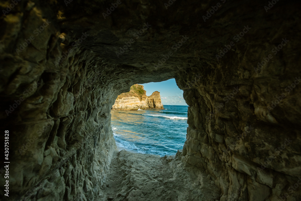 洞窟から望む海