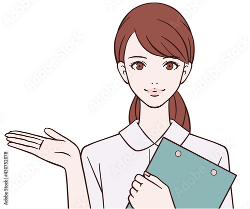 バインダーを持ち、案内をする看護師