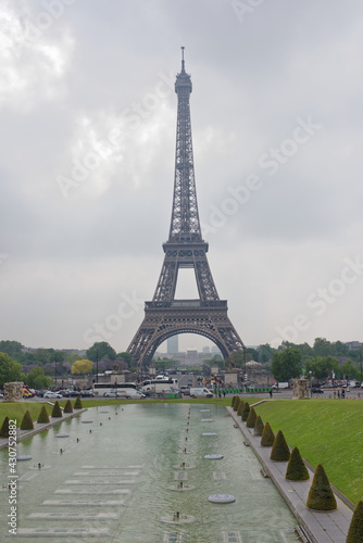  View of the bridge Jena and the Eiffel Tower. Around the walk tourists and go cars