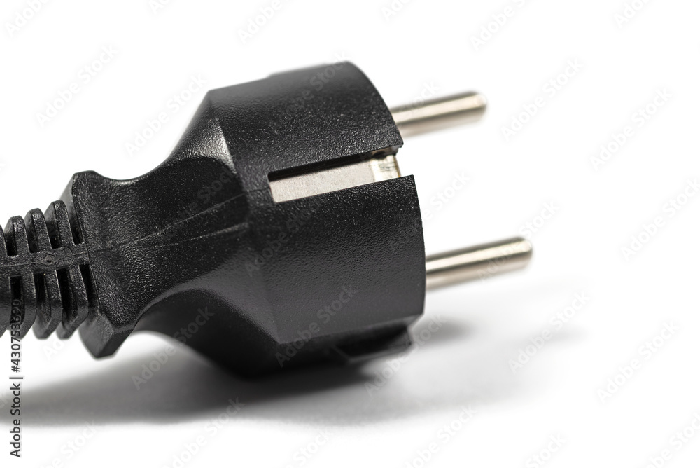 Stecker vom Stromkabel vor weißem Hintergrund Stecker vom Stromkabel vor weißem Hintergrund