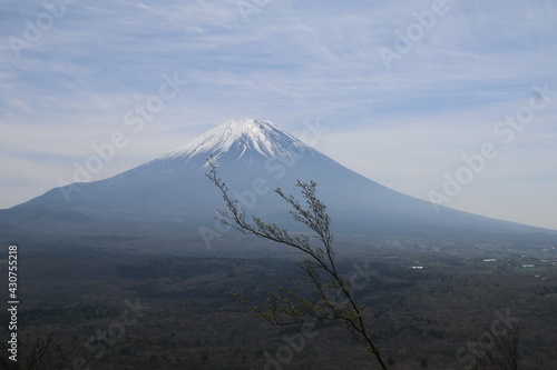 竜ヶ岳からの風景 富士山 富士五湖の本栖湖の南にある竜ヶ岳(1485m)は、初心者でも上りやすい山。富士山を間近に見え、絶景が楽しめる。 