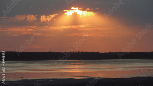 Wallpaper Mural Mocne żółto-pomarańczowe promieni słoneczne pod czas zachody słońca nad morzem Torontodigital.ca