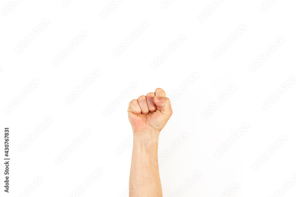 Hombre levantando el brazo con el puño cerrado sobre un fondo blanco ...