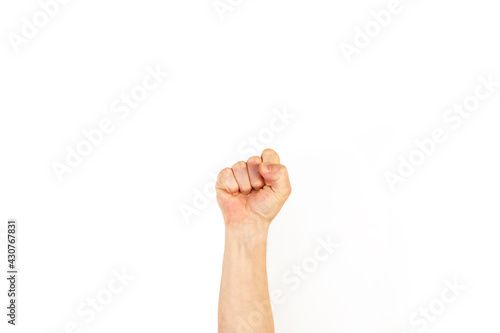 Foto Hombre levantando el brazo con el puño cerrado sobre un fondo blanco liso y aislado