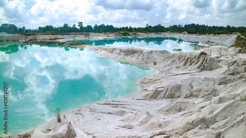 Φωτογραφία Beautiful scenery of Danau Kaolin Belitung in Perawas, Indonesia