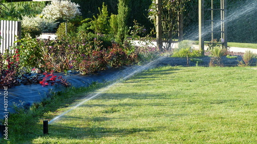 Konstfotografi Arrosage automatique d'une pelouse et parterre de fleurs