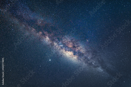 Foto Close up of the milky way with bright stars on blue sky at night