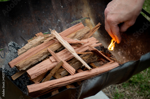 Foto Starting the campfire in a firepit with kindling.