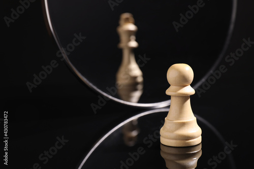 Canvastavla Pawn feeling itself like queen, chess piece in front of mirror