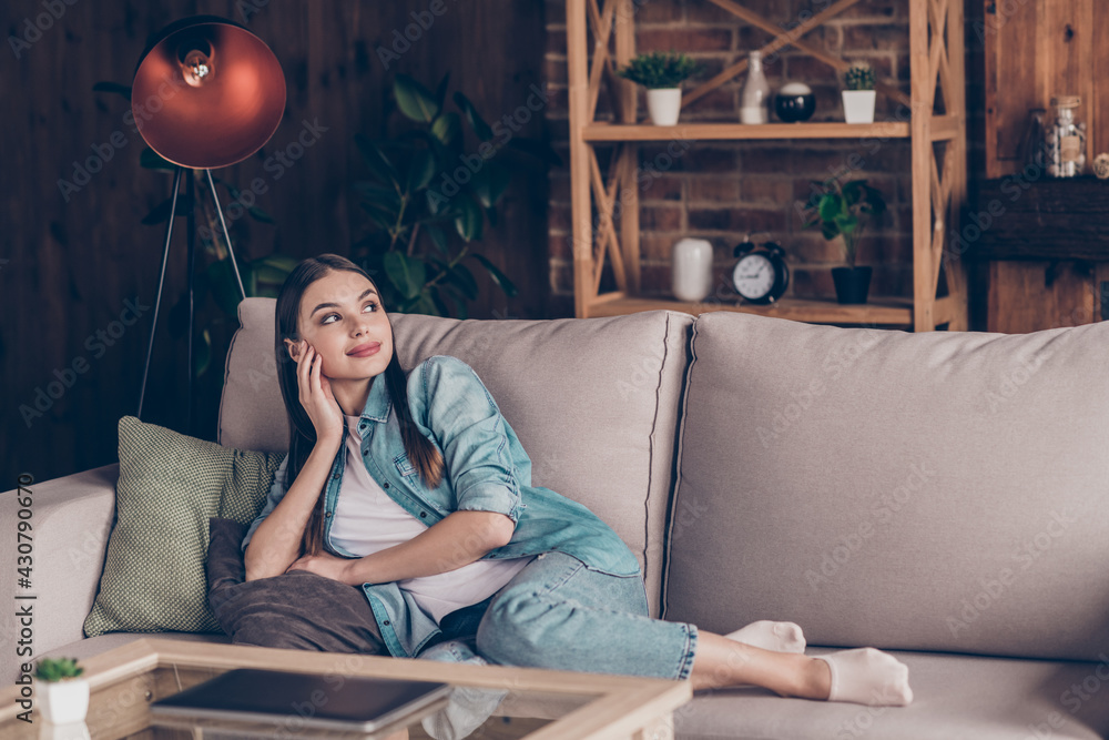 Obraz premium Full length photo of stunning dream young woman look away lie sofa relax weekend inside house apartment