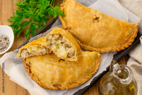 Foto Savoury pastry Cornish pasty stuffed with chicken and potato